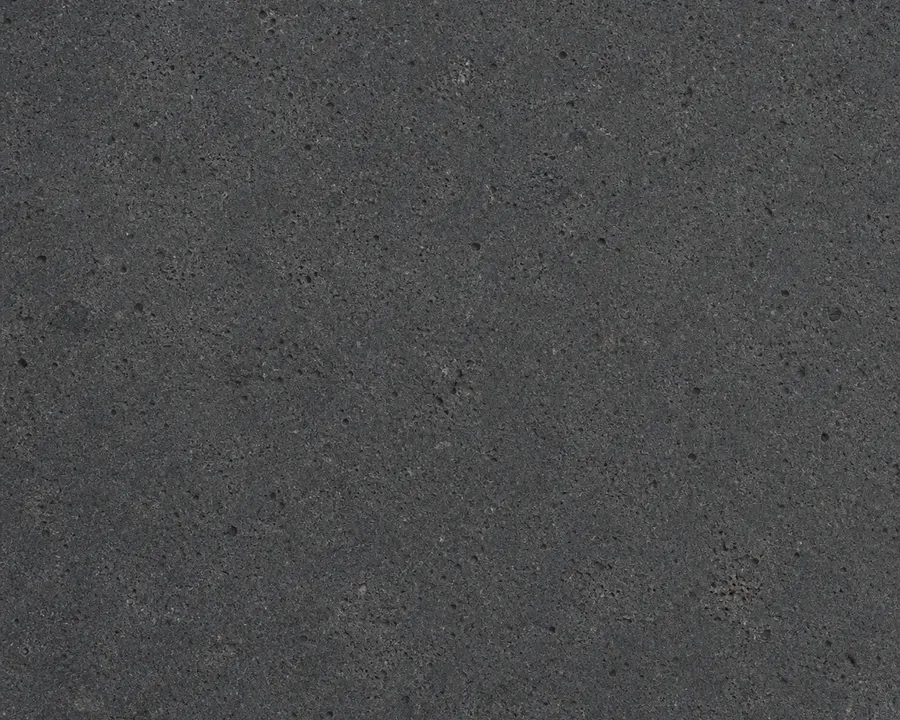 Matter Basalt in dunklem Grau mit feiner vulkanischer Oberfläche.