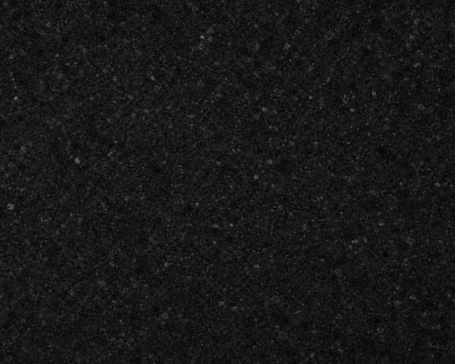 Fast schwarzer Gabbro mit dezenten mineralischen Einschlüssen.