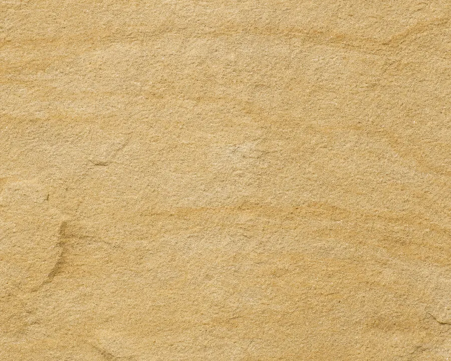 Goldbeiger Sandstein mit natürlicher Körnung und weicher Schichtung.